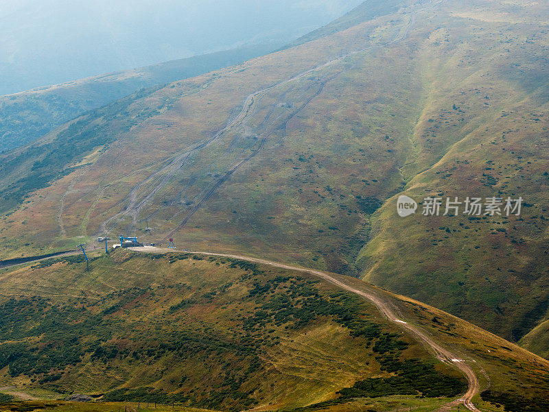 山中的路。