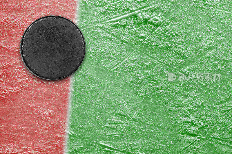 冰球在绿色冰上与红色条纹