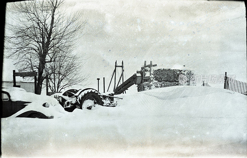 1940年停战日暴雪后，雪堆掩埋了农场设备