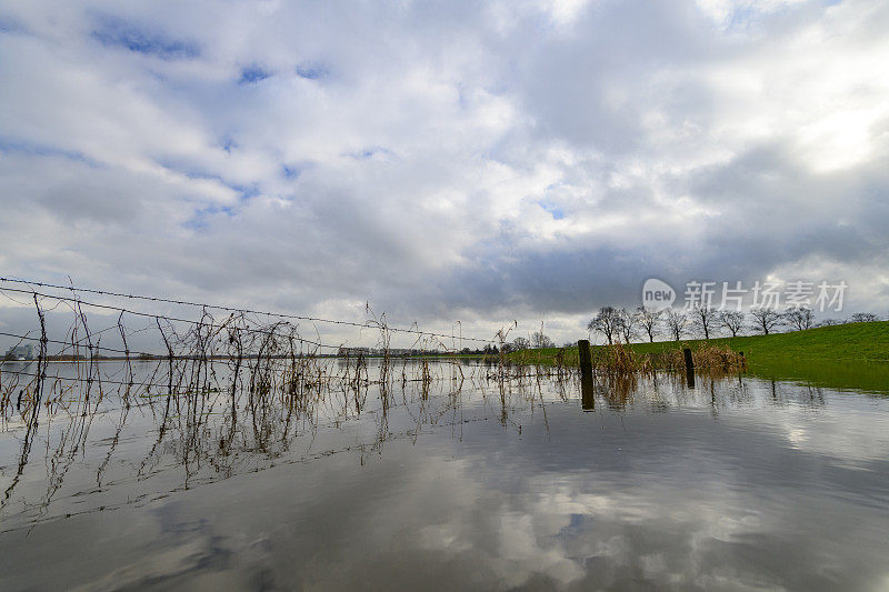 大雨过后，荷兰Overijssel的IJssel河水泛滥