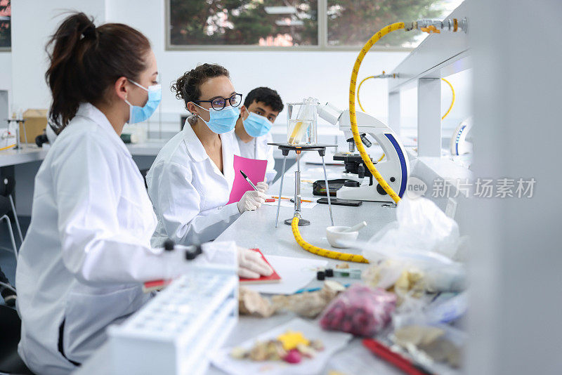 一群生物学学生在实验室里做医学研究