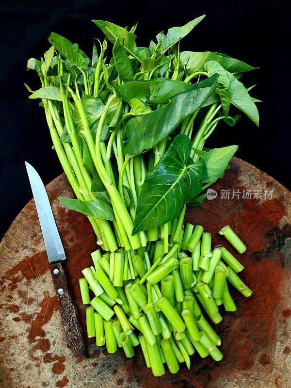 采伐牵牛花蔬菜食品的准备。