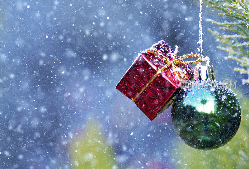 有小玩意，雪和模糊闪亮灯的圣诞树