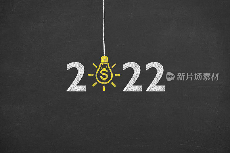 黑板背景下的2022年新年金融概念