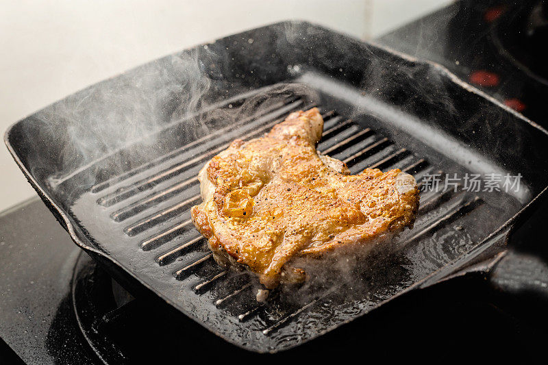 鸡胸肉在黑锅上烤