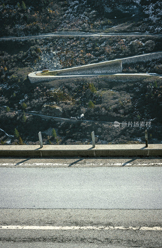 瑞士弗尔卡山口蜿蜒的道路