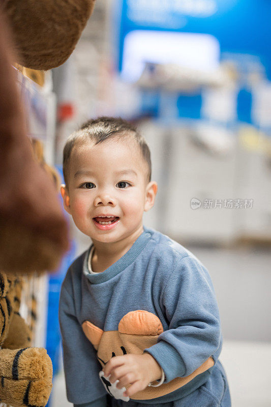 小男孩在市场上玩耍