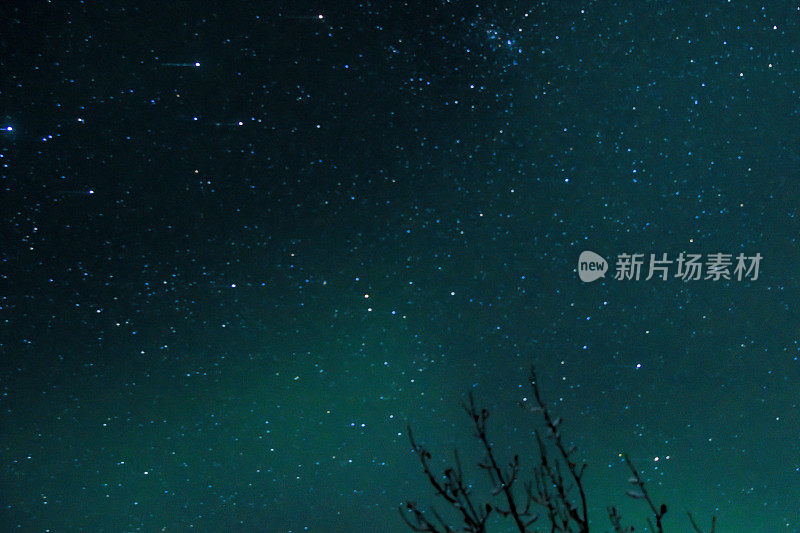 夜空中的星星和极光