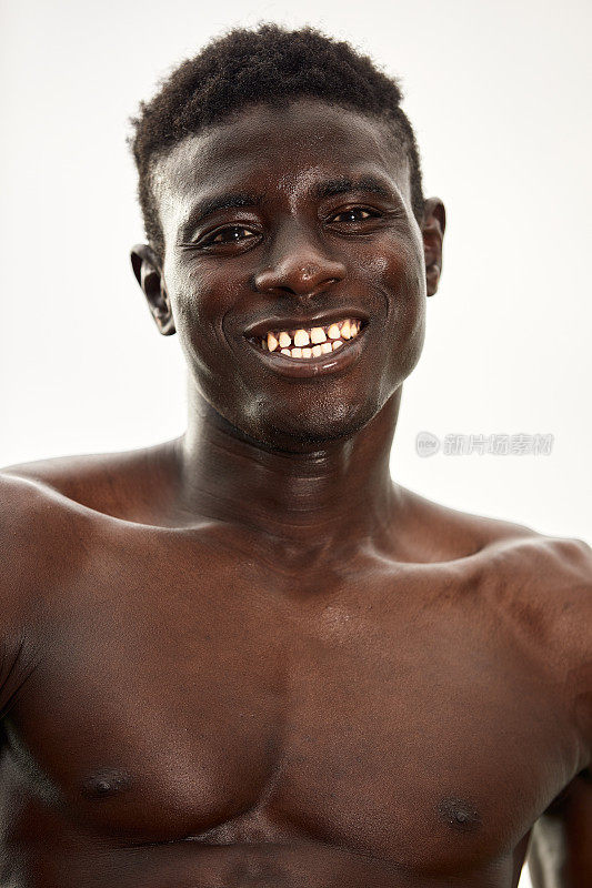 非洲男子在锻炼后微笑。他在公园里