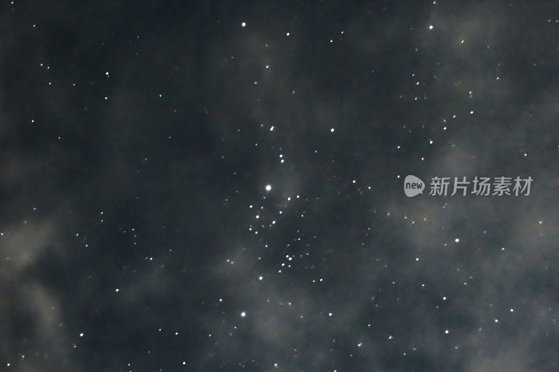 夜空中的星星和极光