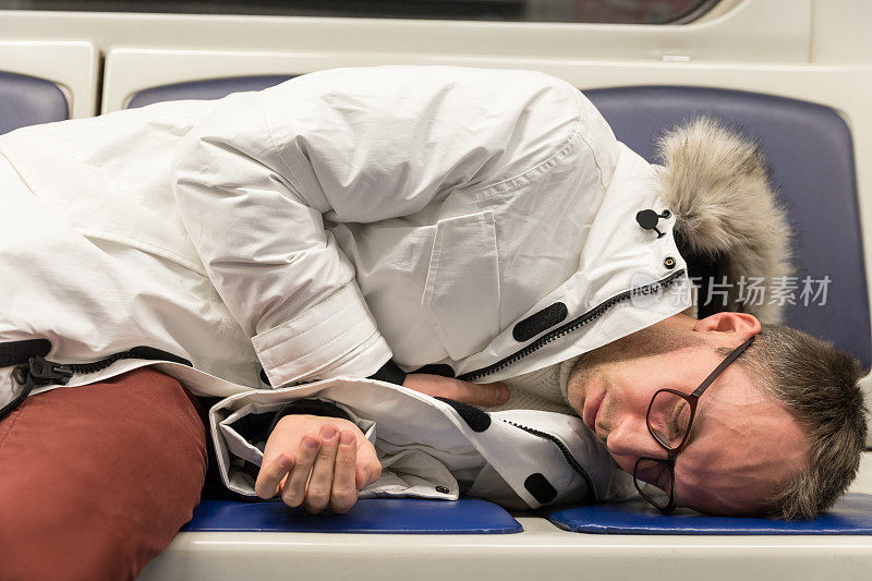 心脏病发作，一个年轻人躺在地铁的座位上