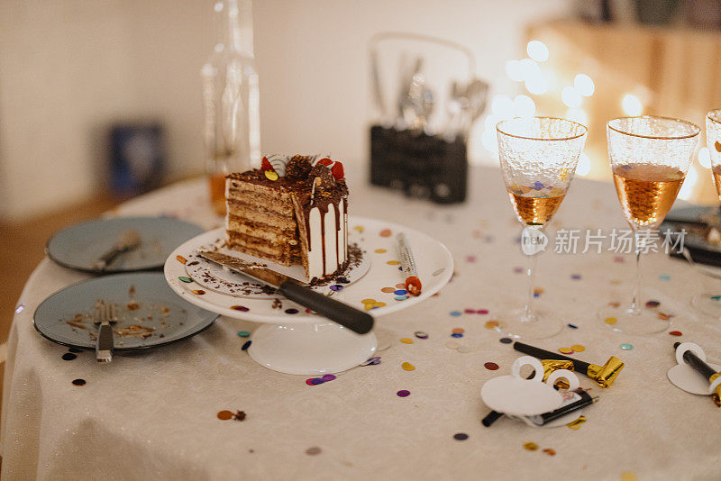 生日派对结束后，满屋子都是五彩纸屑和吃了一半的蛋糕