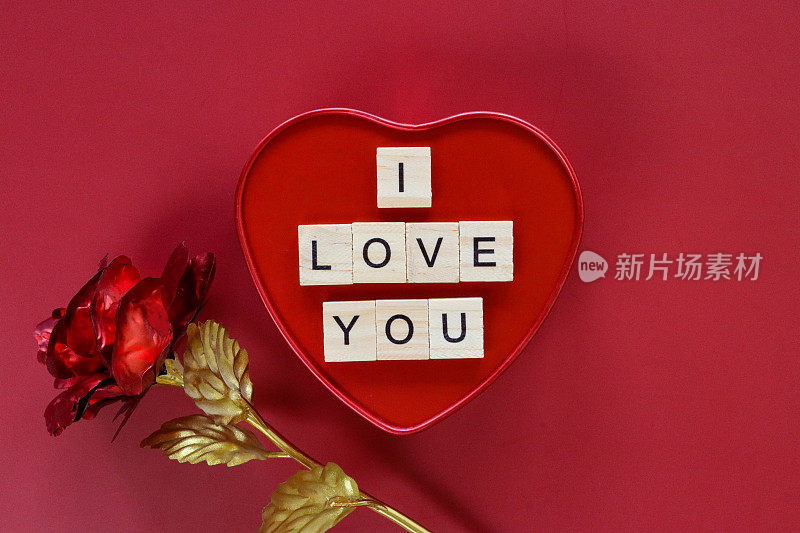 自制DIY简单的情人节卡片设计的形象与白色的字母瓷砖在红色的背景红色的心，手工浪漫的问候卡，我爱你的消息模型玫瑰，复制空间