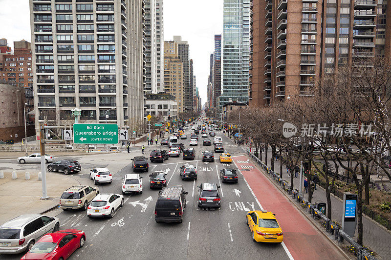 纽约市曼哈顿中城十字路口的交通