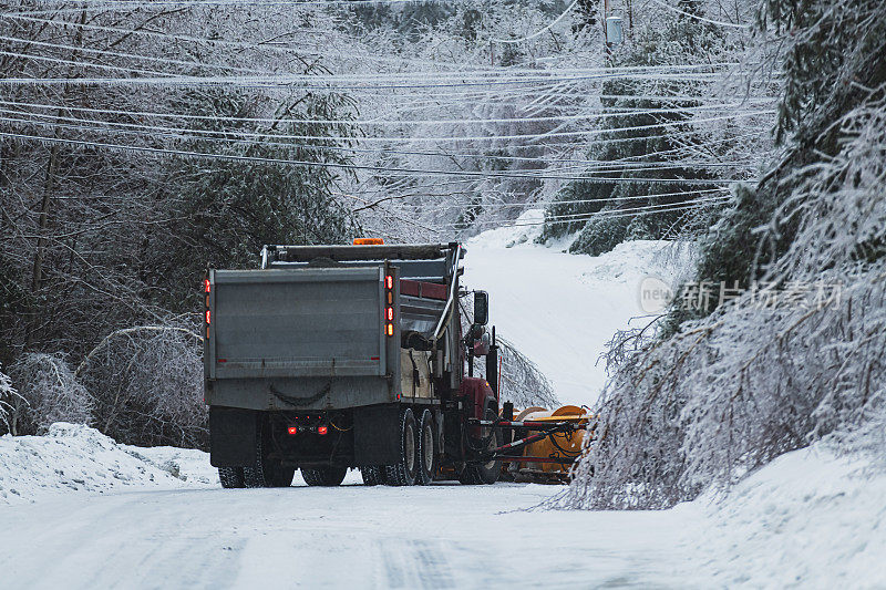 扫雪机在冰暴期间清理道路