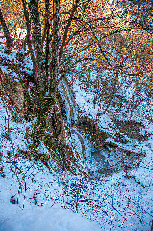 冬季山地景观，河流积雪和树木，最喜欢野餐的地方