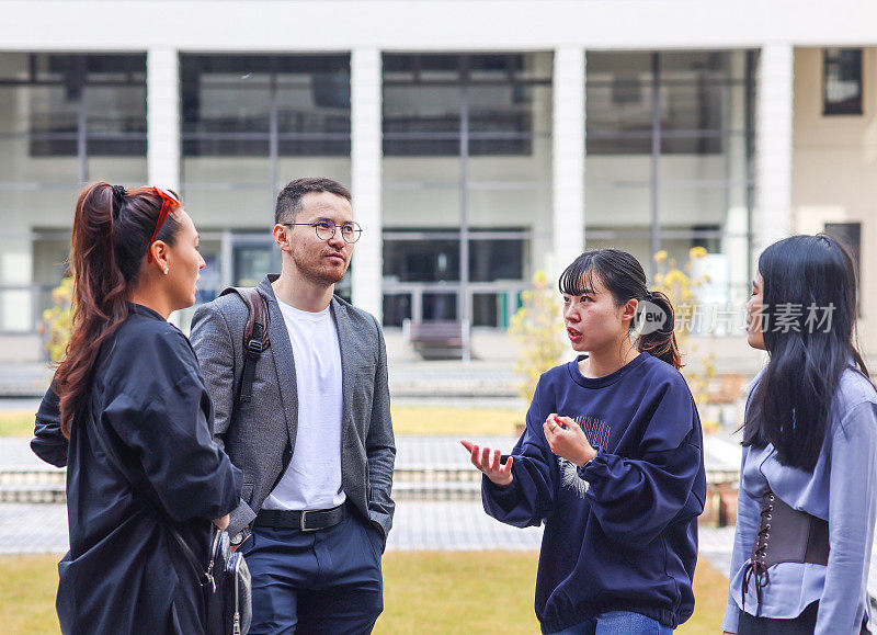 研究生喜欢在大学校园里演讲