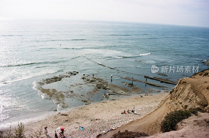 这是北加州海滩上的风景，大海在地平线上