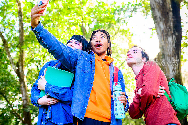 混合种族的年轻朋友，大学生，使用手机制作视频或自拍的内容创作或社交媒体