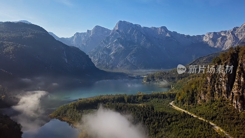 夏季清晨，萨尔茨卡默古特的阿尔姆湖(Almsee)鸟瞰图。