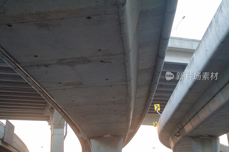 曼谷Rangsit高架高速公路下面的低角度视图