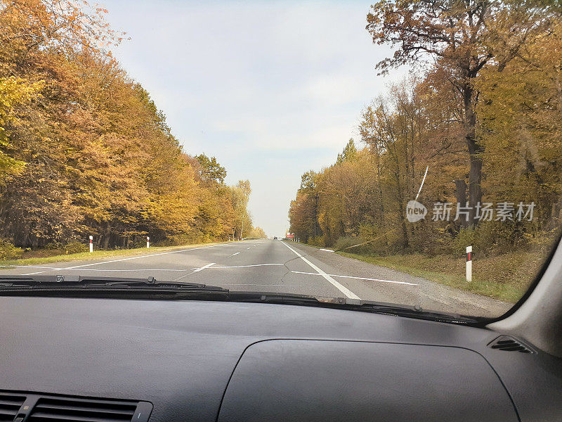 从驾驶室看到的秋天的道路景色