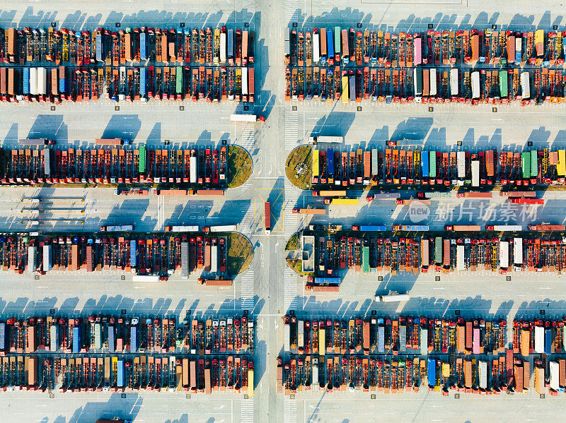 集装箱底盘、拖车和集装箱在港口的鸟瞰图。