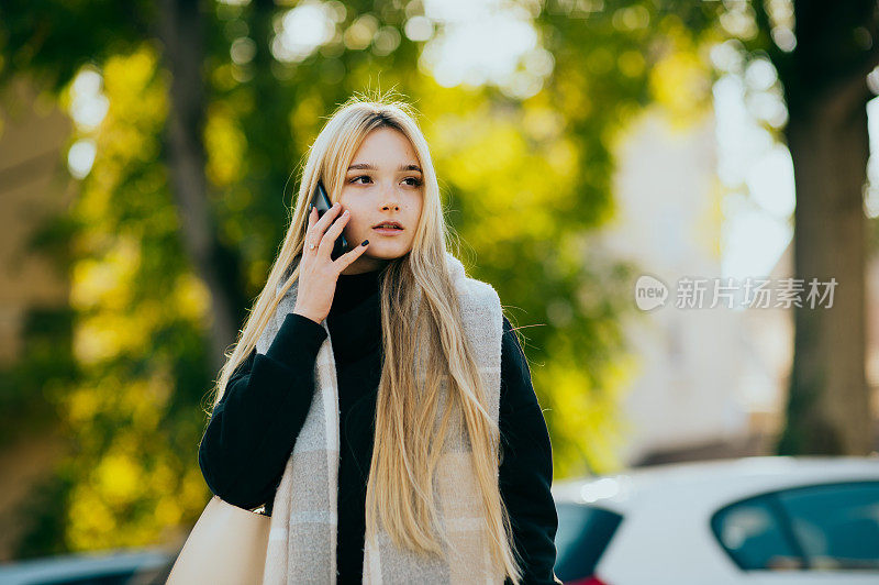 一个年轻的女人在打电话