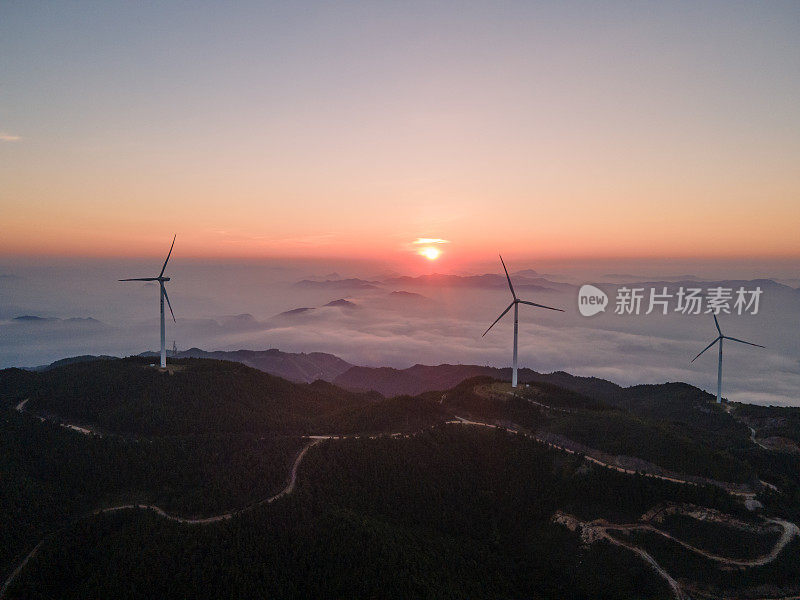 地平线上的太阳和云海，山上的风能