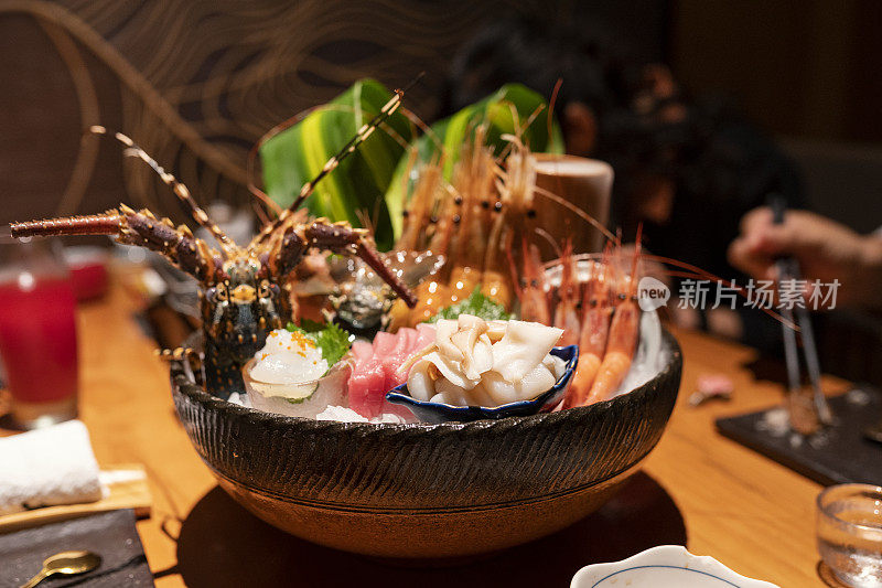 日本料理的生鱼片在餐厅