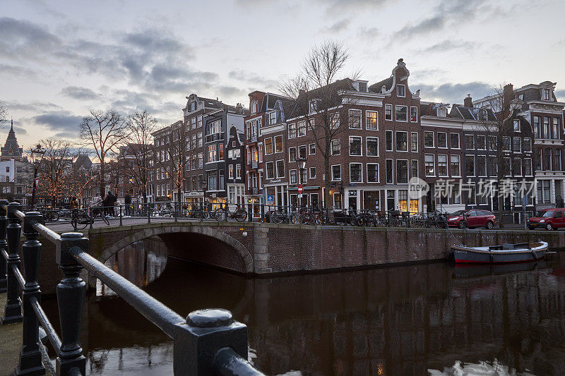 黄昏时分的阿姆斯特丹运河城市景观