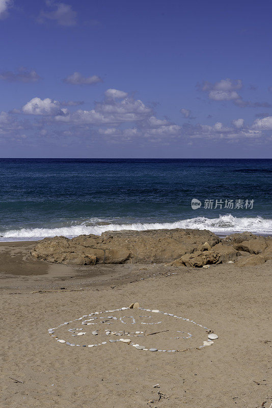 从海滩向海的视角，砂岩形成，石头做成的心是“塞浦路斯2022”