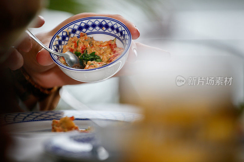 特写手持装饰碗与茄子鹰嘴豆泥在民族餐厅