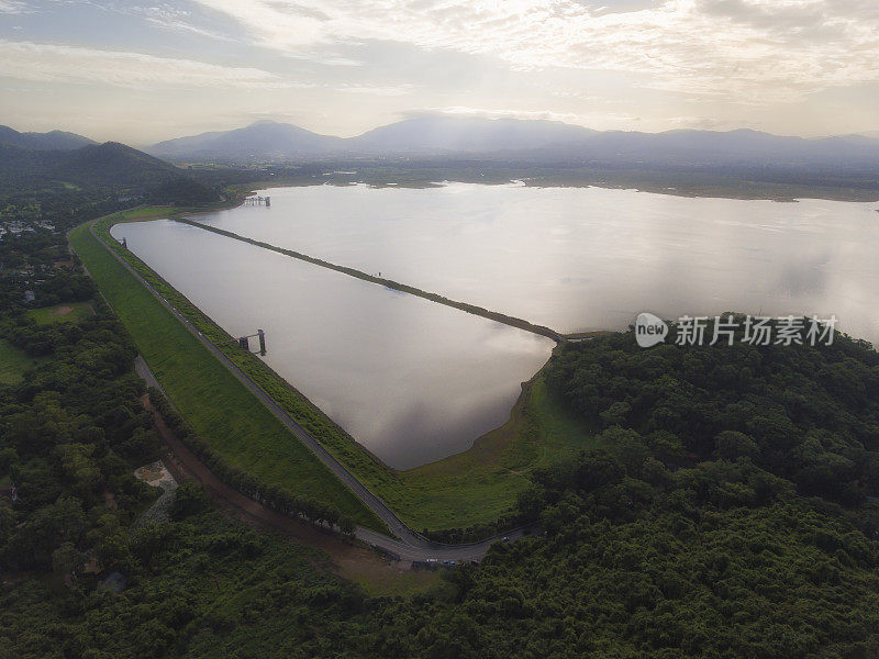 泰国春武里省BangPhra水库的空中景观晨景(无人机拍摄)