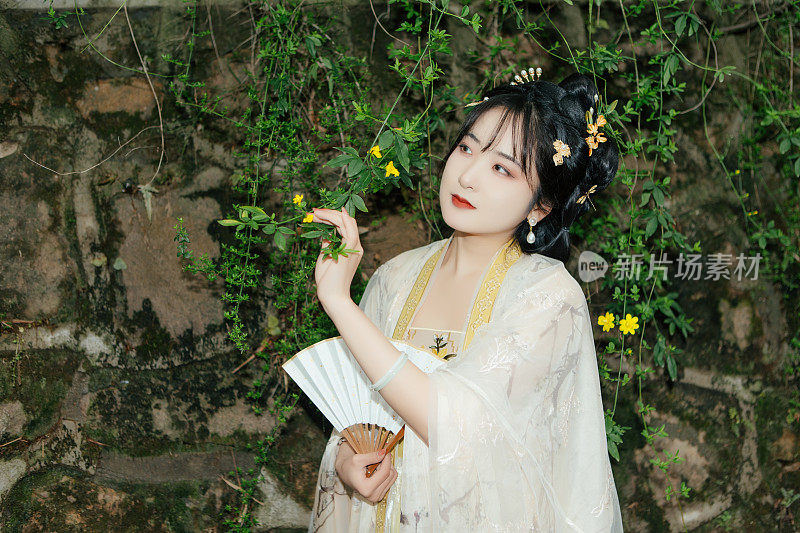 一个穿着中国汉服的美丽女人的户外肖像