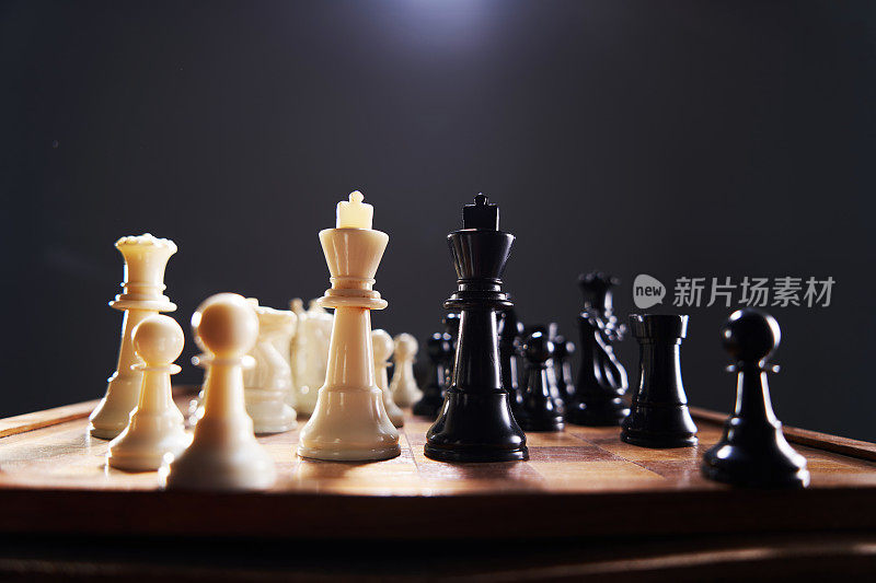 黑色背景上的黑白棋子