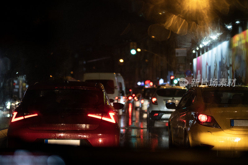 雨夜的汽车交通