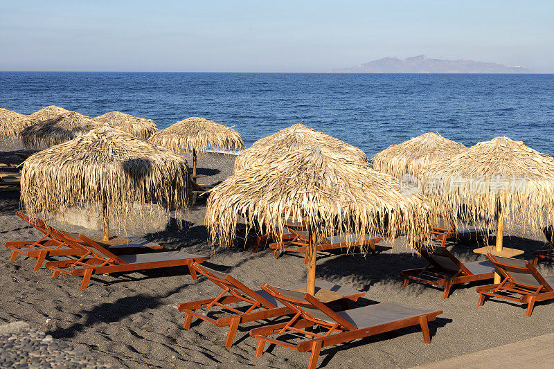 海滩上的雨伞，圣托里尼，基克拉迪斯，希腊