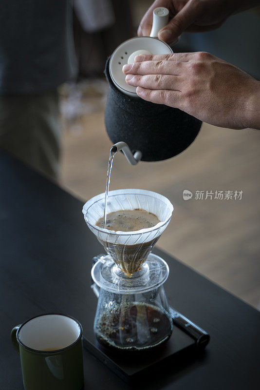 V60咖啡冲泡和服务库存照片