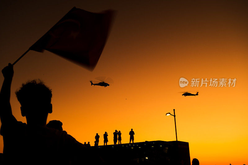 土耳其伊兹密尔自由日，在土耳其伊兹密尔科纳克，土耳其国旗与宪兵直升机在天空中拥挤的人群中的特写镜头