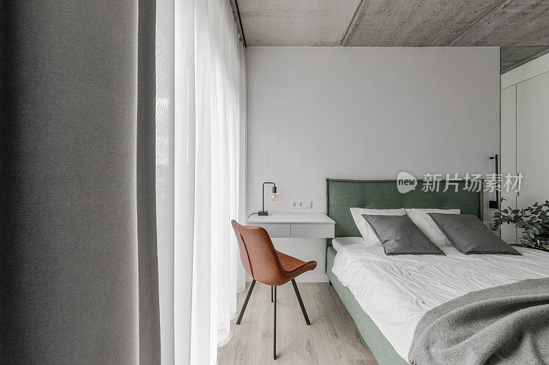 现代简约的卧室室内设计，浅绿色的床，桉树玻璃花瓶。北欧风格。唯美简约的室内设计理念。