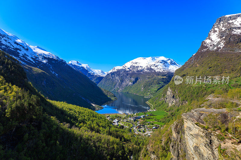 从Flydalsjuvet视点看Geiranger村和Geirangerfjord