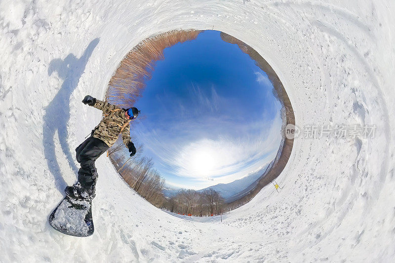一名男子在地形扭曲成隧道般的视野中滑雪