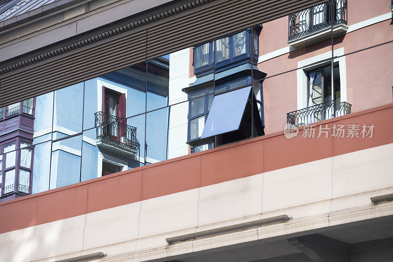 现代城市建筑的玻璃折射出古老的建筑风格