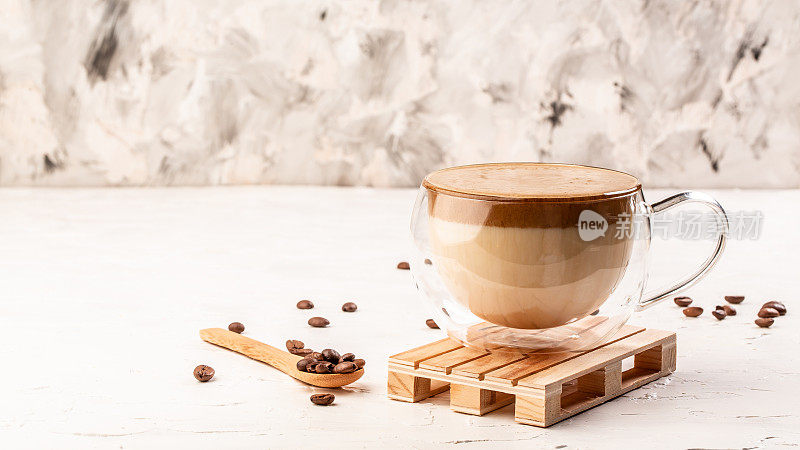 冰达尔戈纳咖啡。冰的蓬松奶油打发趋势饮料与咖啡泡沫和牛奶。韩国传统料理
