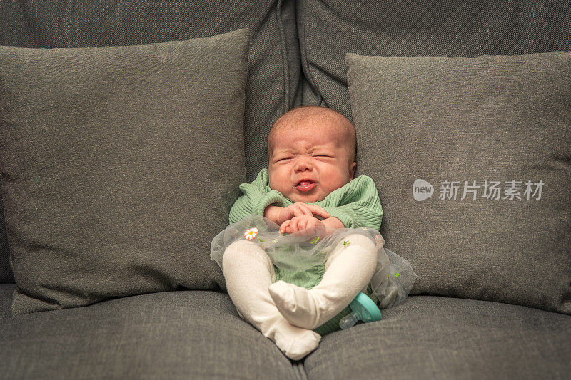 六周大的女婴躺在沙发上