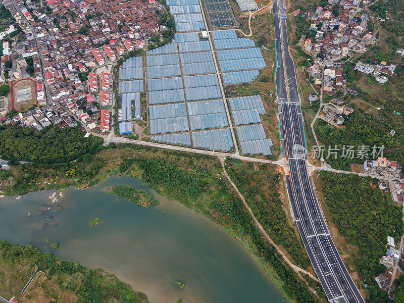 有机农业蔬菜温室和交通道路鸟瞰图