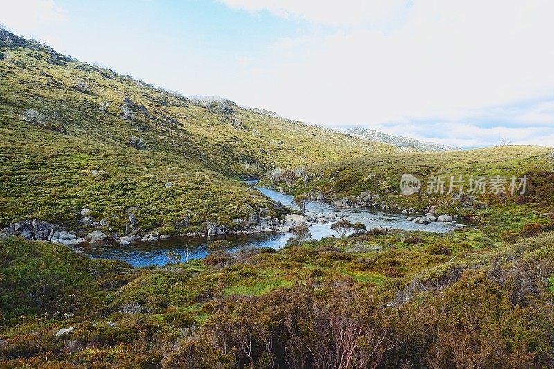 溪流在澳大利亚的雪山景观与山涧和花岗岩