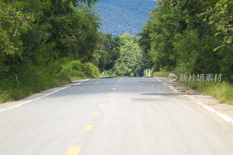 北碧府树木之间的道路正在减少