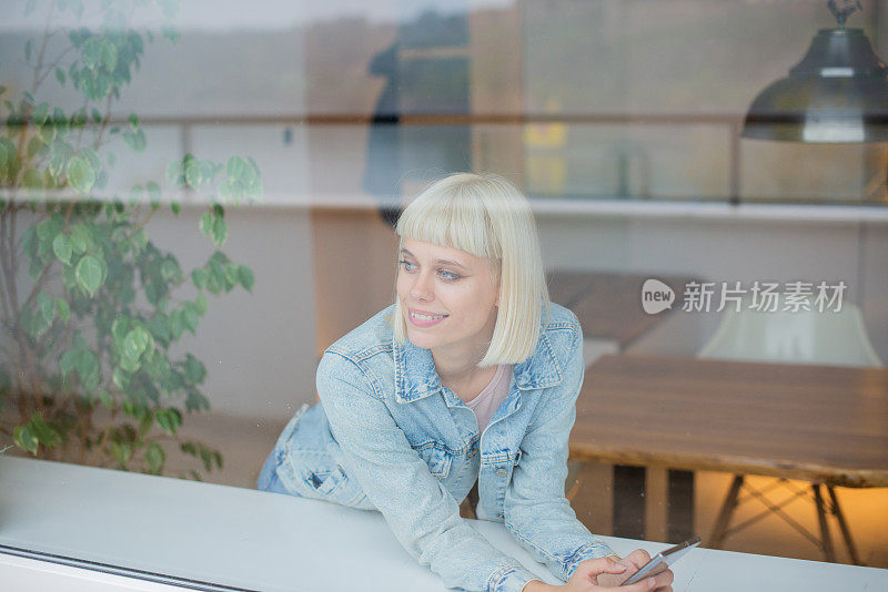 一个年轻女子使用智能手机的肖像